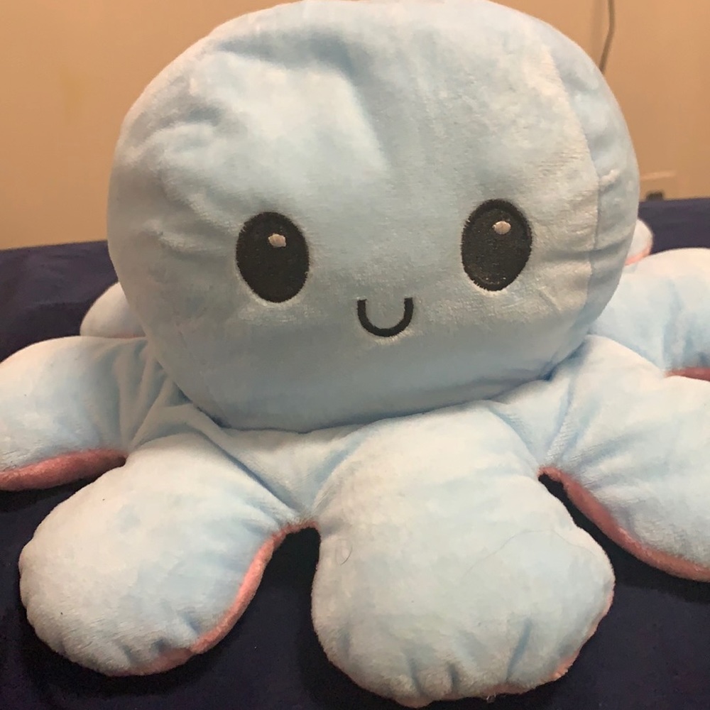 Is a toy a A octopus have two color pink and blue